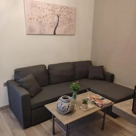 Moutros Cozy Sokrákion